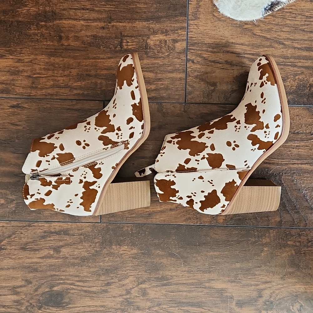 Altard state cow print booties size 7